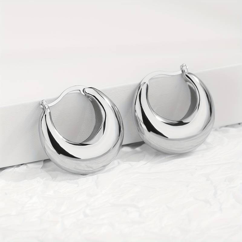 Brincos abertos espessos com design moderno