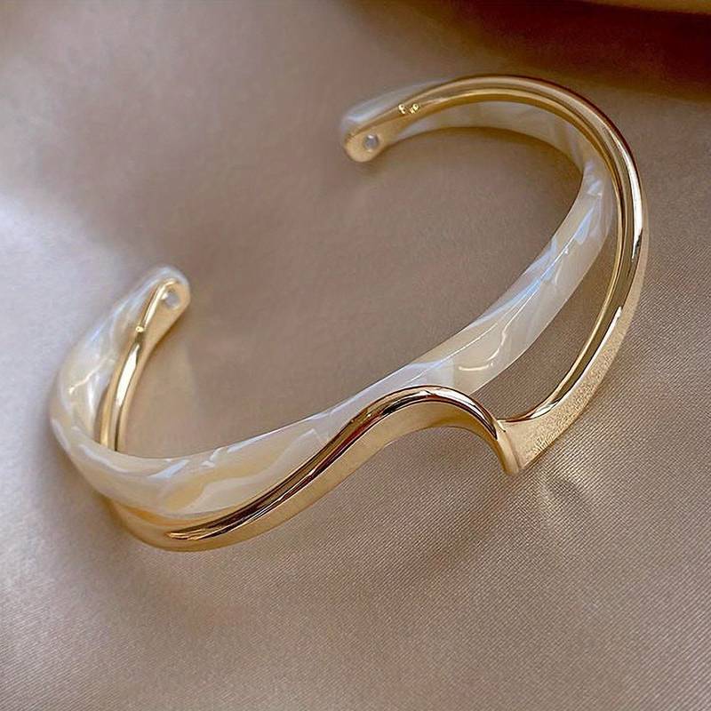 Bracelete ondulado com incrustações decorativas