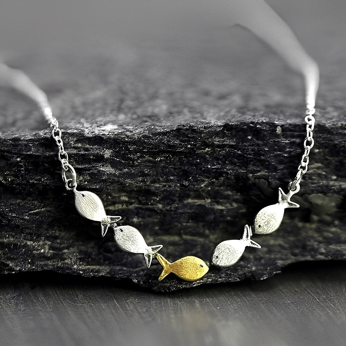 Amandine – Colar elegante de peixe dourado