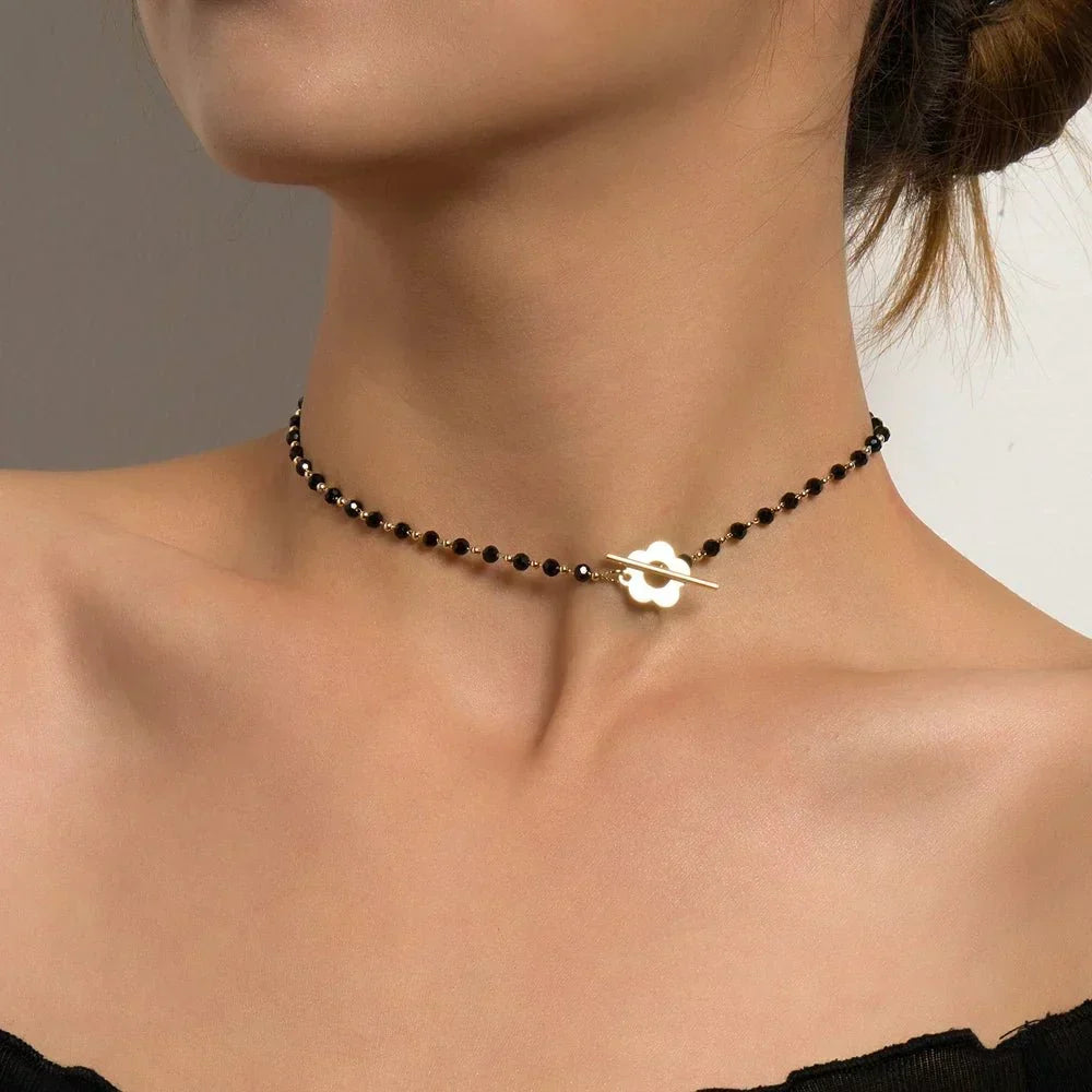 Naya - Colar choker floral com fecho em flores