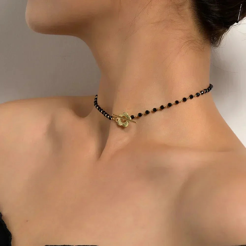 Naya - Colar choker floral com fecho em flores