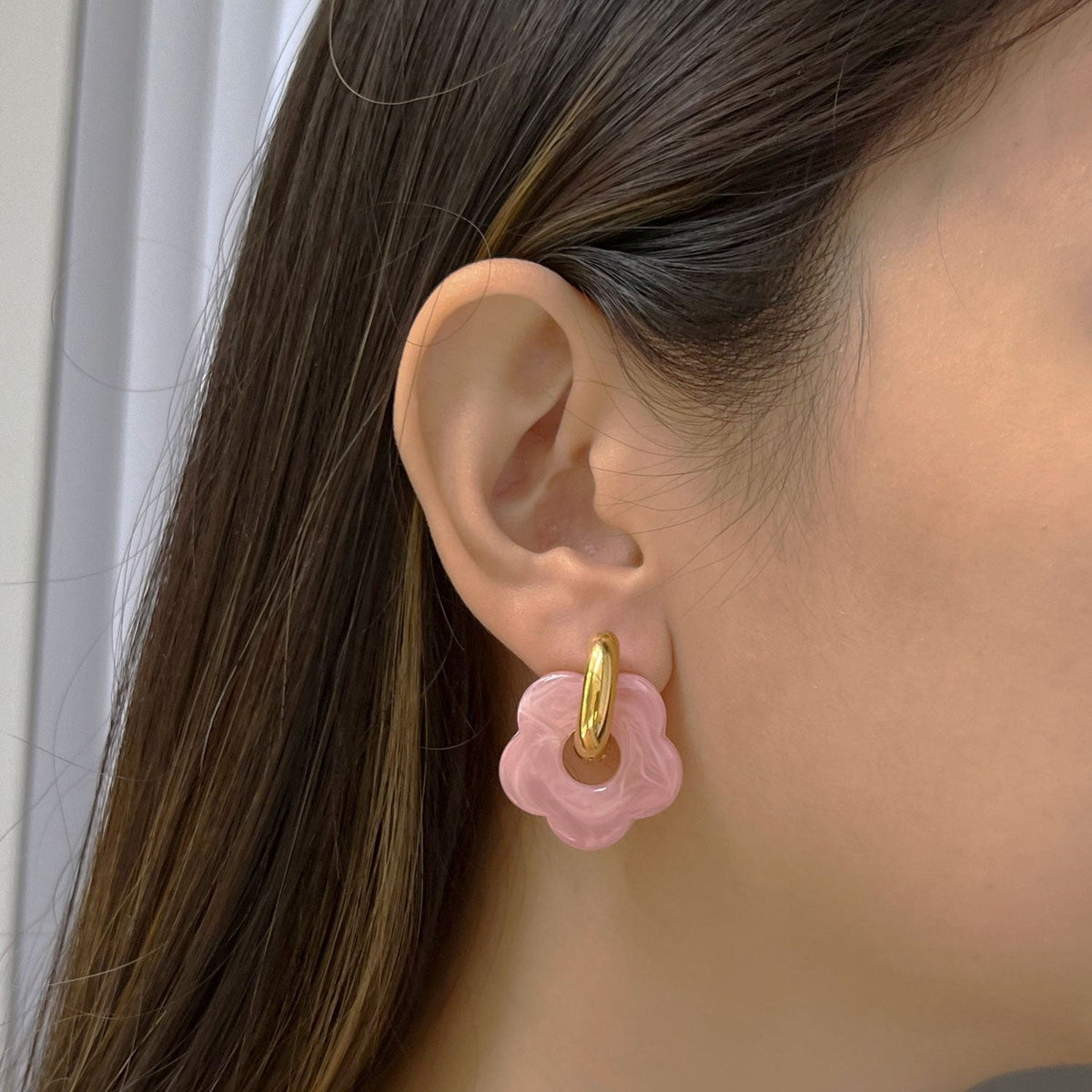 Anéis de donut rosa com charme de flor
