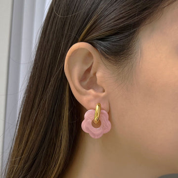 Anéis de donut rosa com charme de flor
