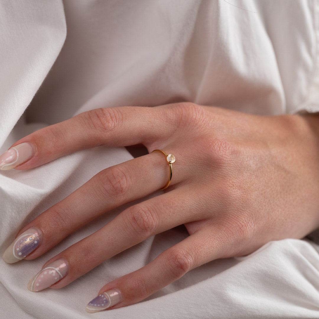 Heba - Bague dourada com pedra da lua