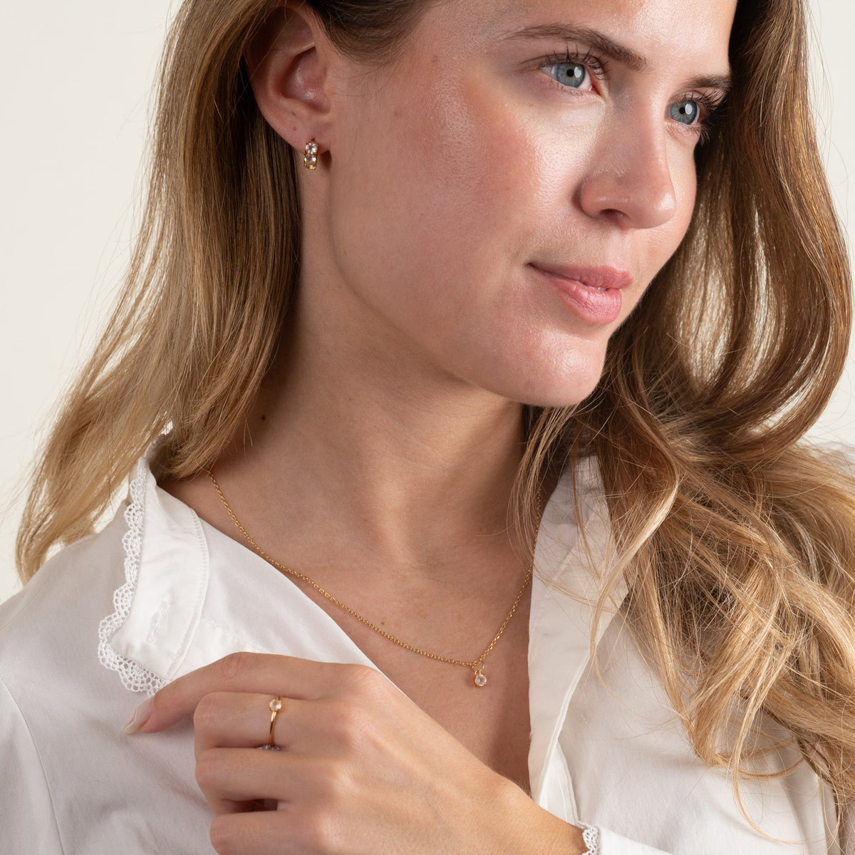 Heba - Bague dourada com pedra da lua