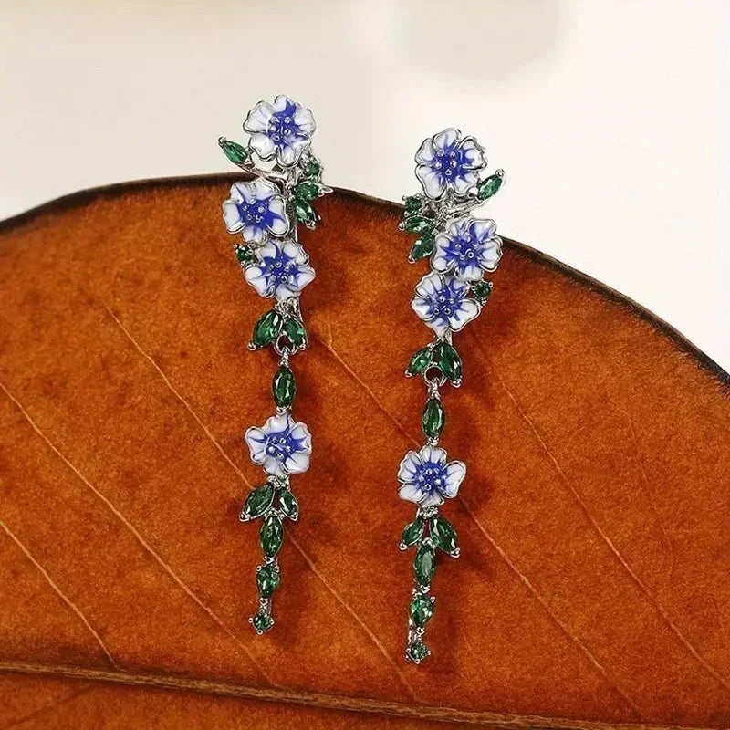 Yara – Brincos pendentes de flores azuis