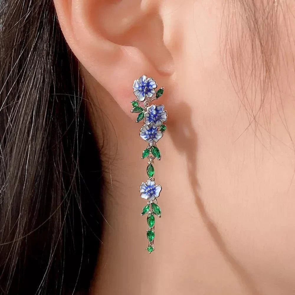 Yara – Brincos pendentes de flores azuis