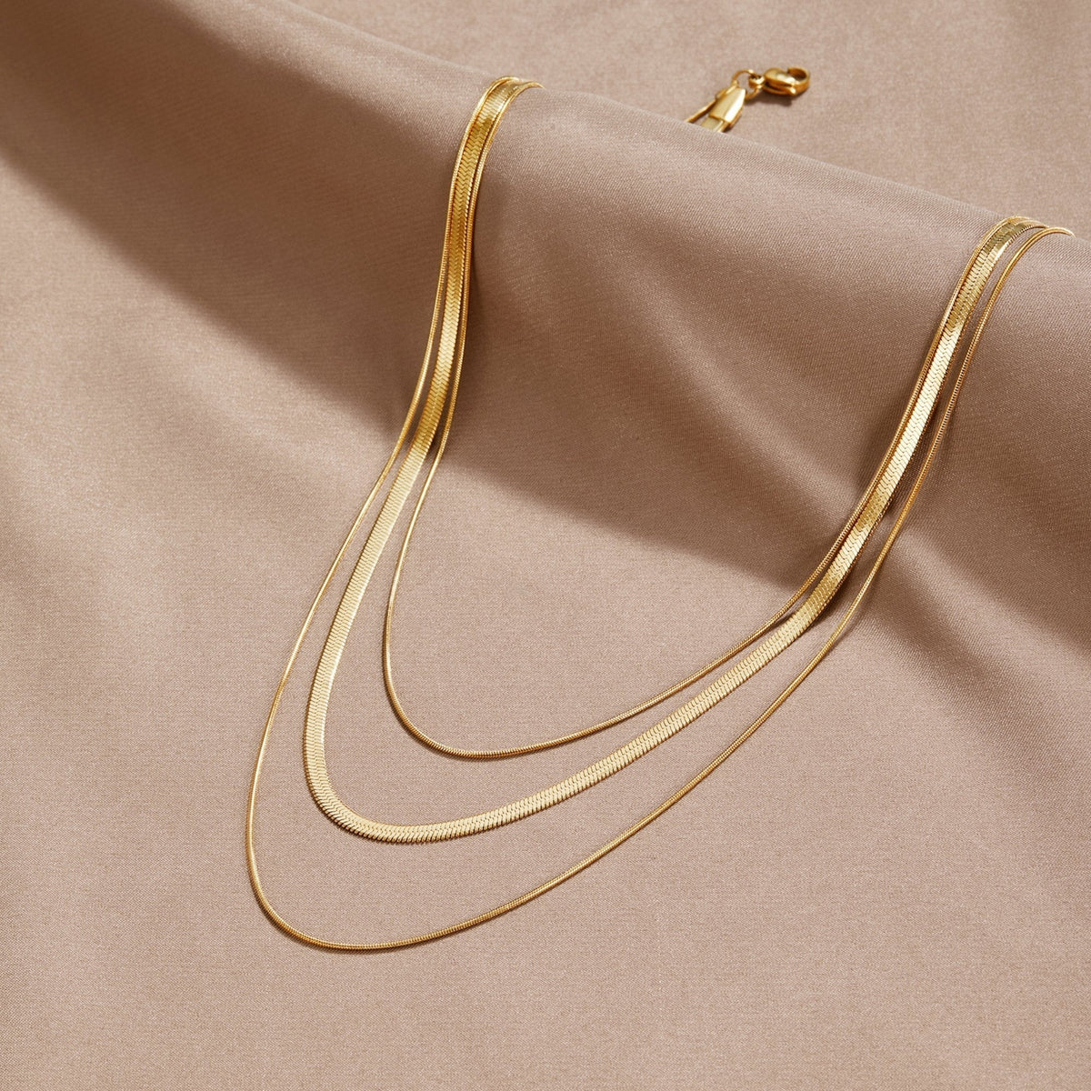 Alix – Colar dourado a vários níveis