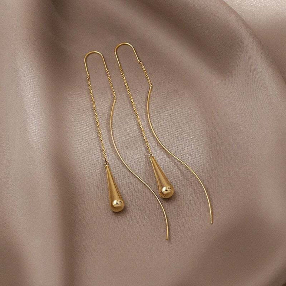 Amaris – Brincos gotas douradas com pompons