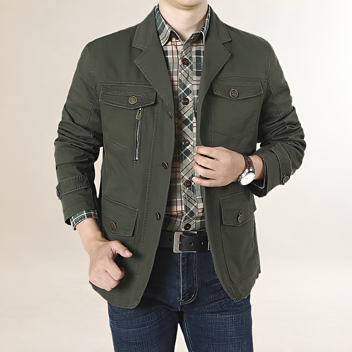 Blazer casual masculino com múltiplos bolsos e fechamento de botão - corte regular
