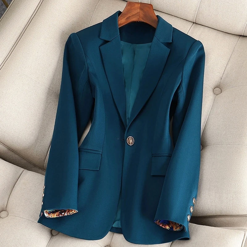 Blazer feminino com fechamento de botão único e lapela - corte ajustado