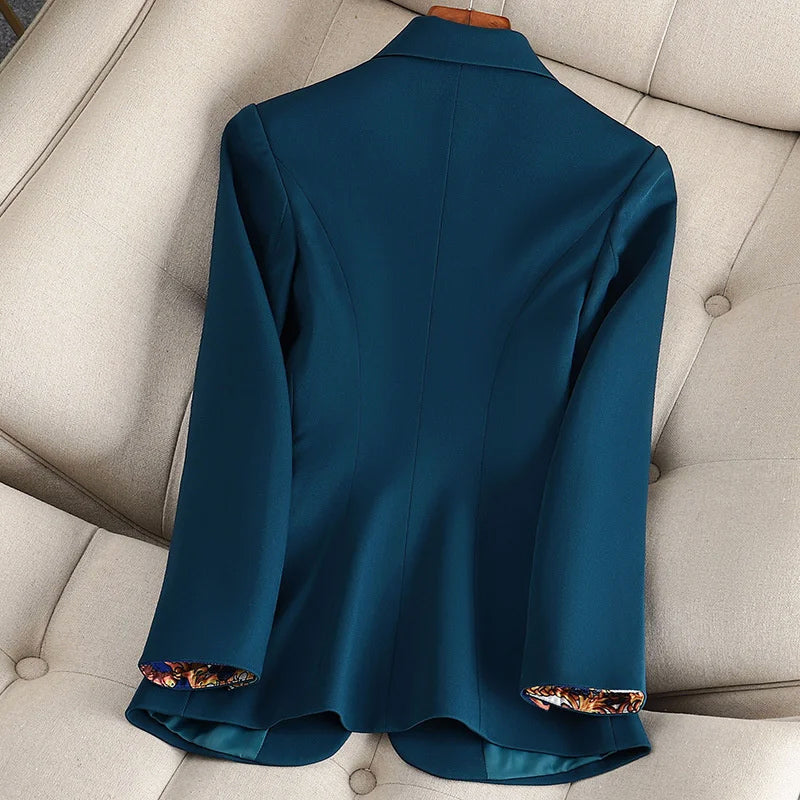 Blazer feminino com fechamento de botão único e lapela - corte ajustado