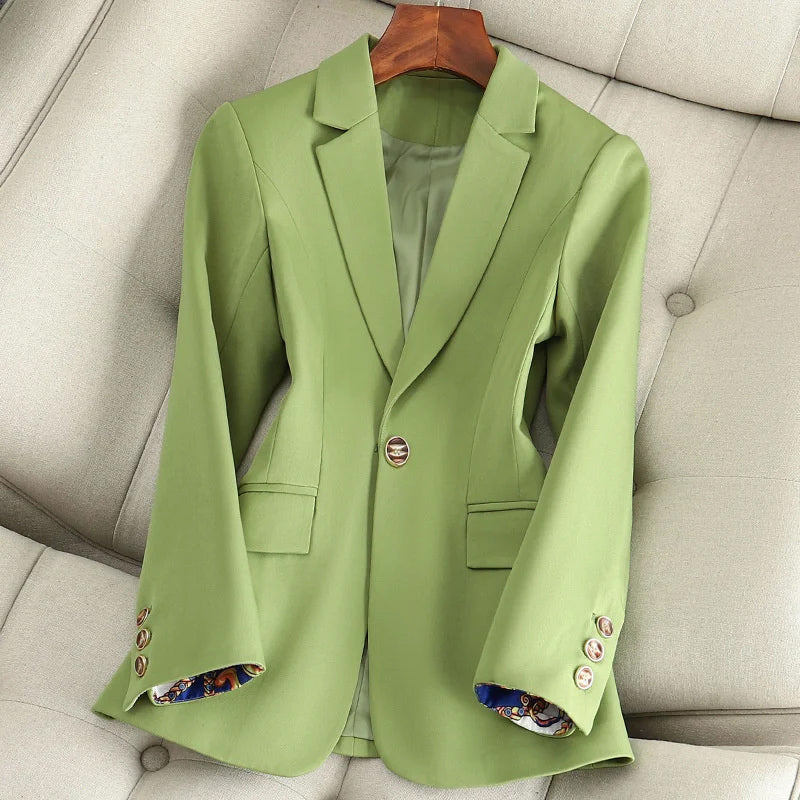 Blazer feminino com fechamento de botão único e lapela - corte ajustado
