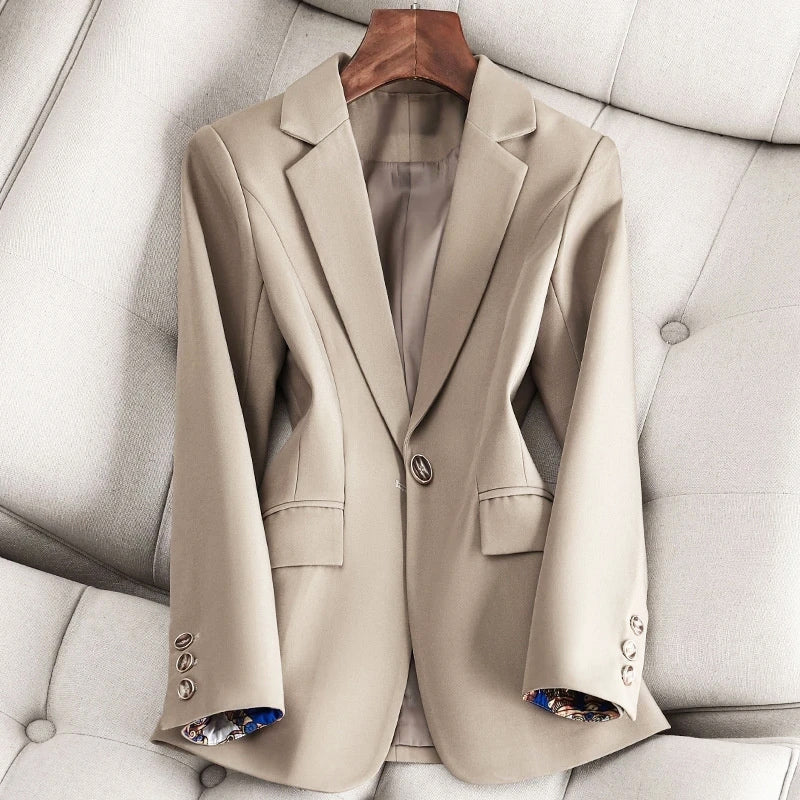 Blazer feminino com fechamento de botão único e lapela - corte ajustado