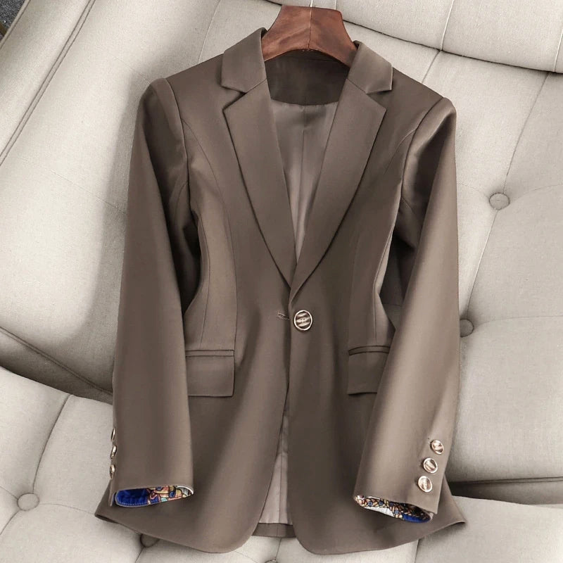 Blazer feminino com fechamento de botão único e lapela - corte ajustado