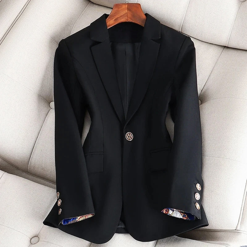 Blazer feminino com fechamento de botão único e lapela - corte ajustado