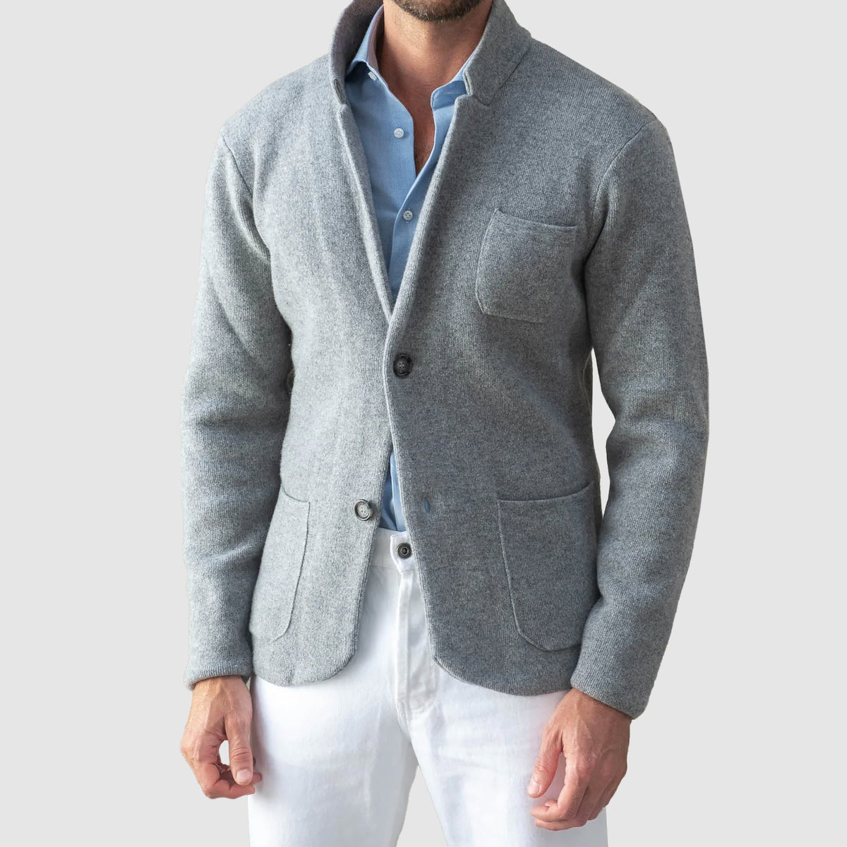 Blazer masculino com fechamento de dois botões e bolsos de patch - ajuste regular