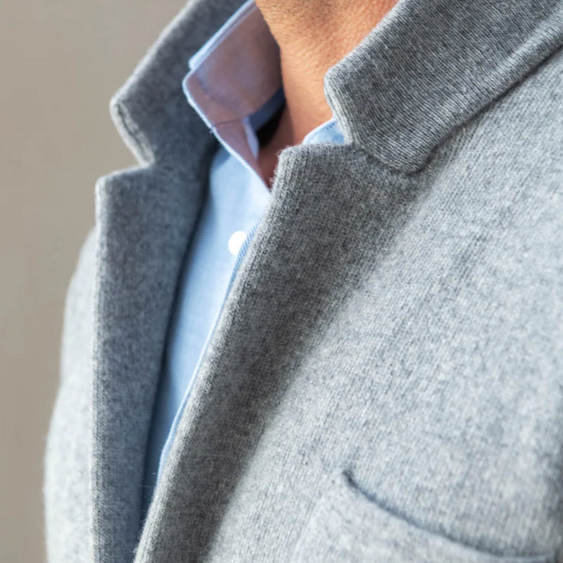 Blazer masculino com fechamento de dois botões e bolsos de patch - ajuste regular