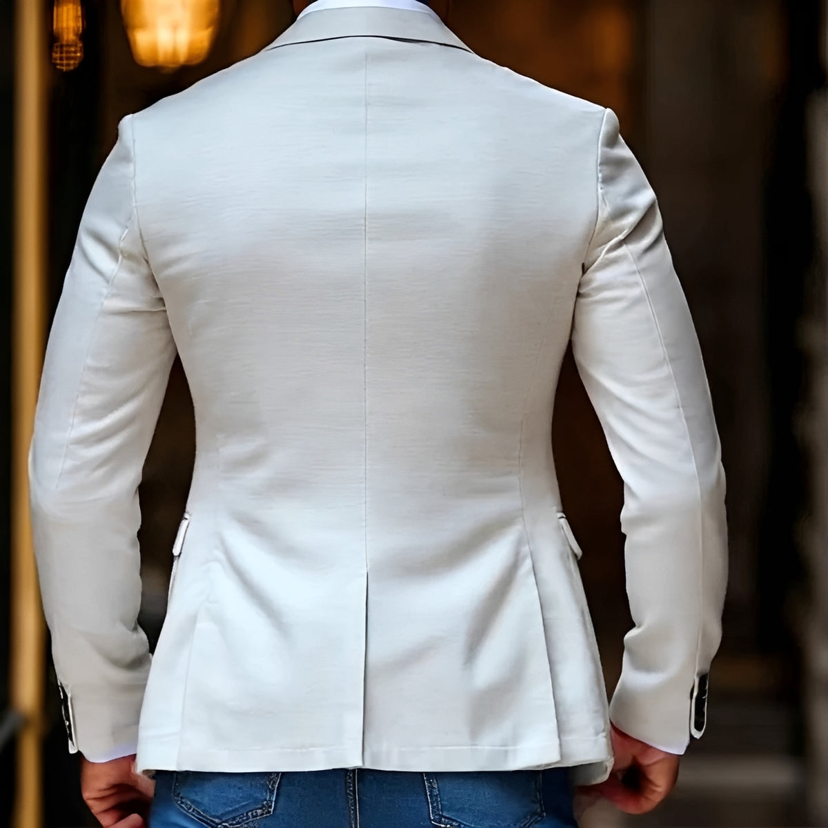 Blazer masculino com lapela de pico e fechamento de dois botões - corte reto