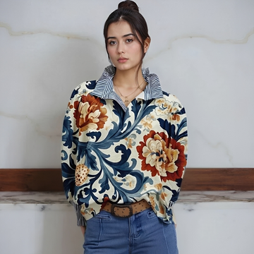 Blusa feminina com abertura de meio botão, gola estilo camisa e mangas longas com punhos listrados contrastantes, estampa all-over