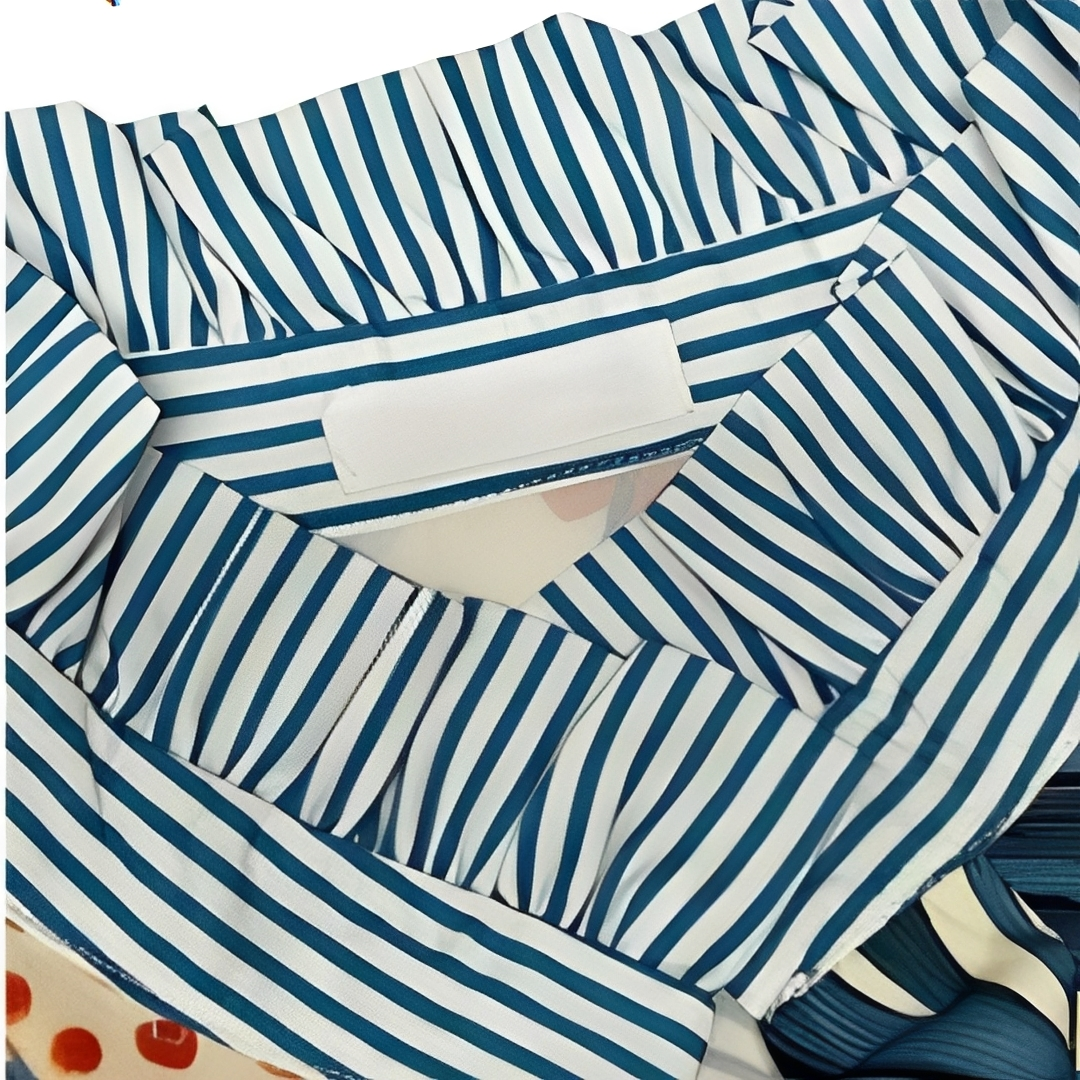 Blusa feminina com abertura de meio botão, gola estilo camisa e mangas longas com punhos listrados contrastantes, estampa all-over