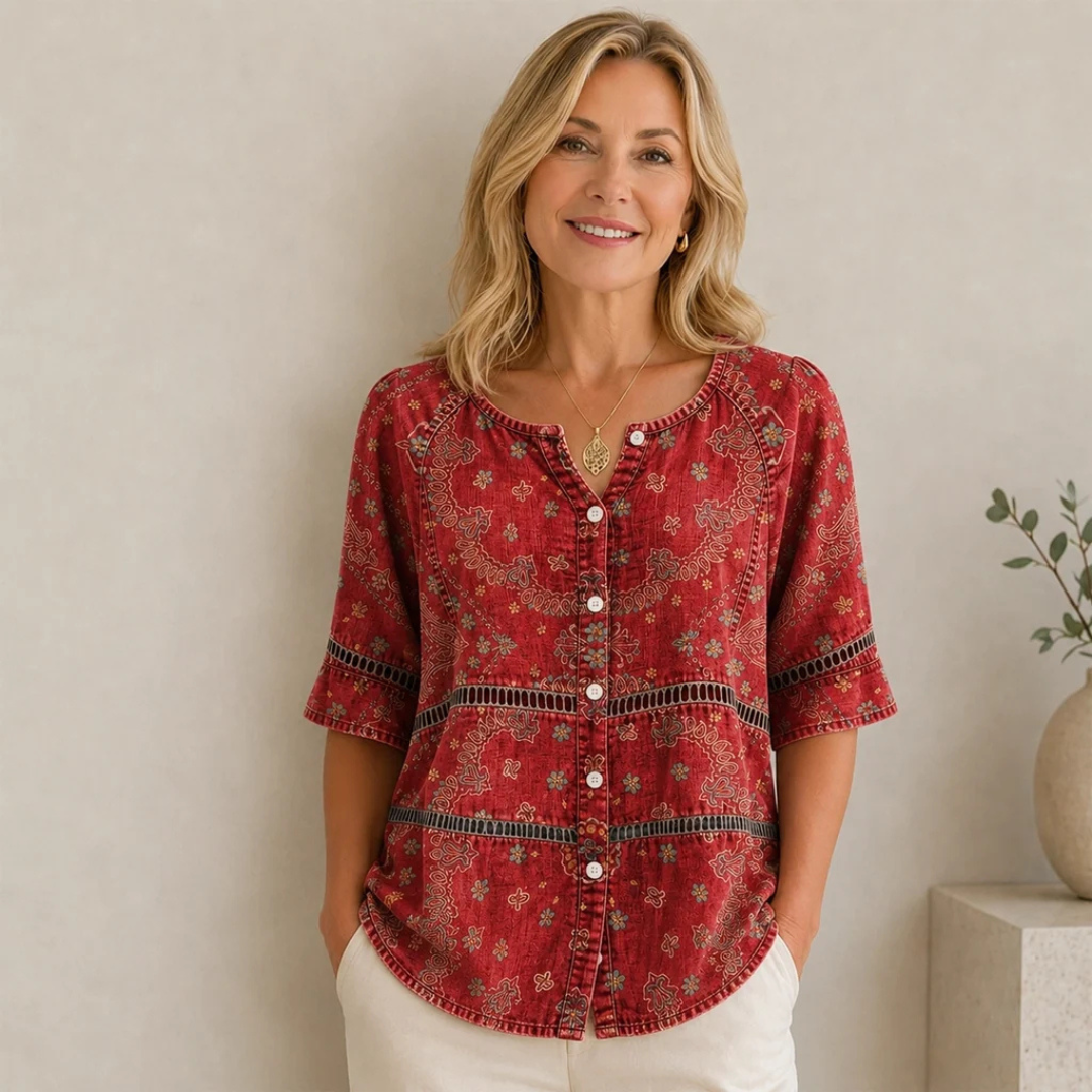 Blusa feminina com botões frontais - decote V com fenda, mangas 3/4, barra arredondada, estampa étnica paisley, caimento relaxado