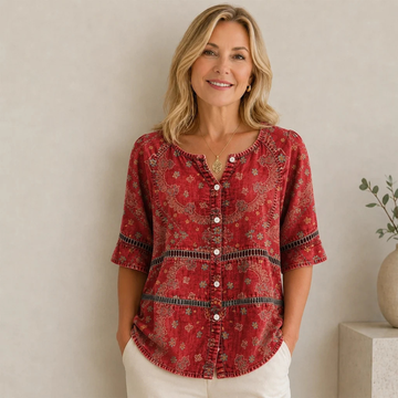 Blusa feminina com botões frontais - decote V com fenda, mangas 3/4, barra arredondada, estampa étnica paisley, caimento relaxado