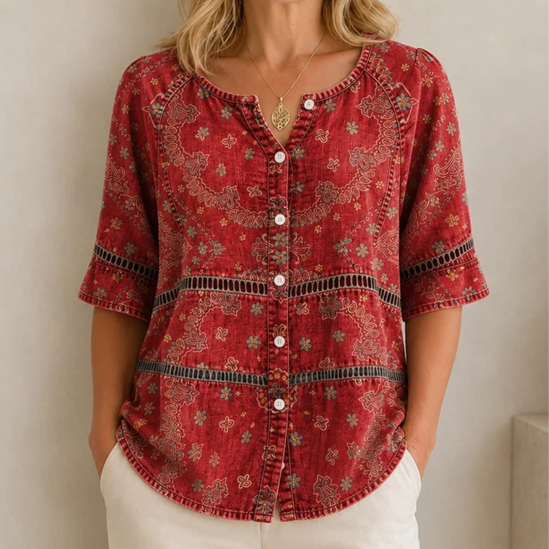 Blusa feminina com botões frontais - decote V com fenda, mangas 3/4, barra arredondada, estampa étnica paisley, caimento relaxado
