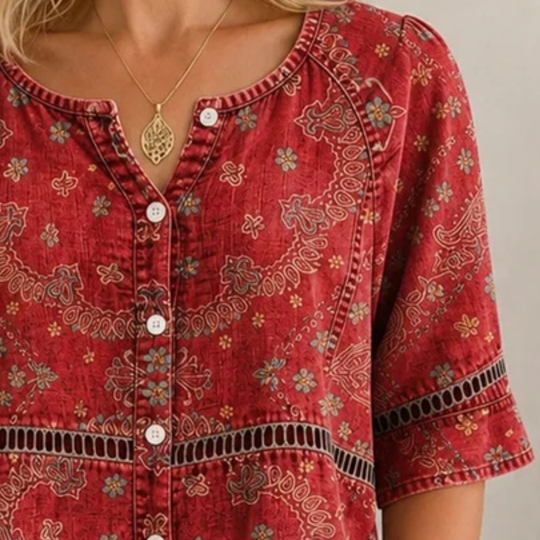 Blusa feminina com botões frontais - decote V com fenda, mangas 3/4, barra arredondada, estampa étnica paisley, caimento relaxado