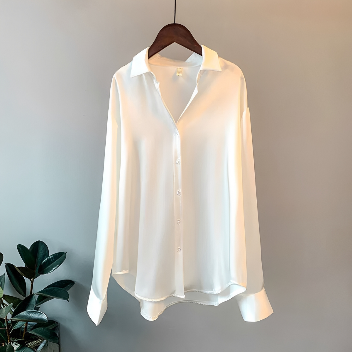 Blusa feminina com colar clássico, manga longa, fechamento de botões e caimento relaxado
