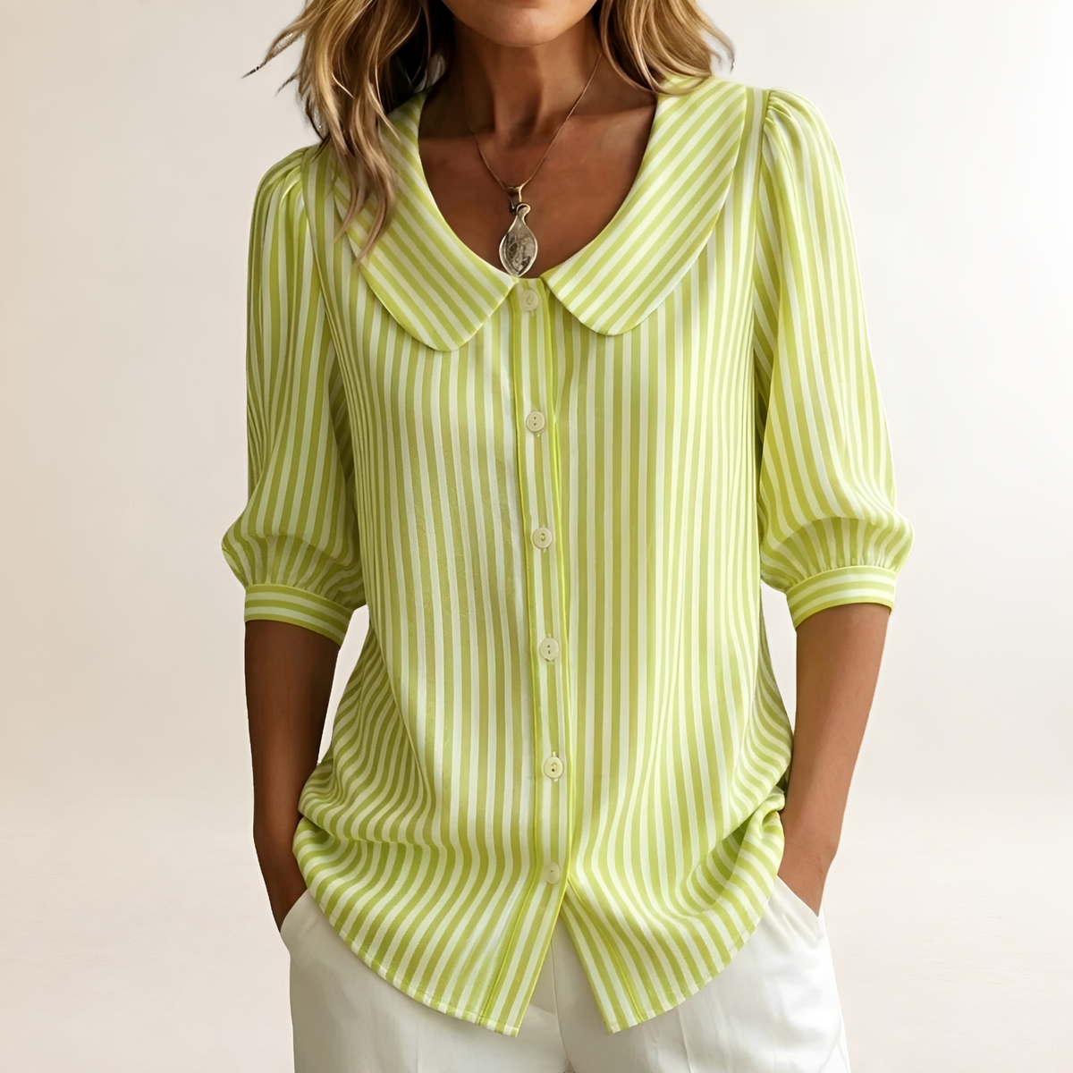 Blusa feminina com colarinho à marinheiro listrado com fechamento de botões e mangas 3/4