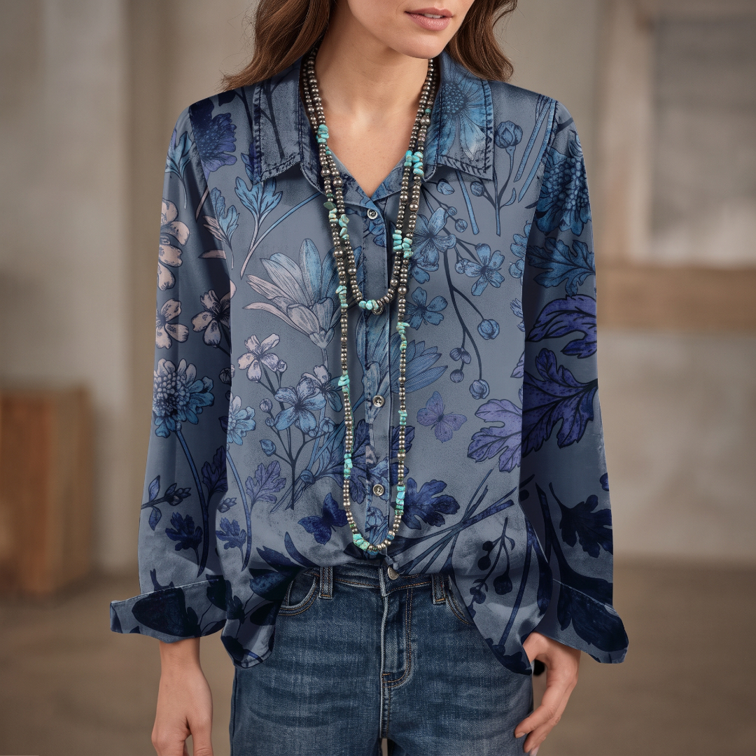Blusa feminina com gola banda e decote em V, abertura parcial de botões, mangas bufantes curtas com punhos franzidos, estampa floral, caimento