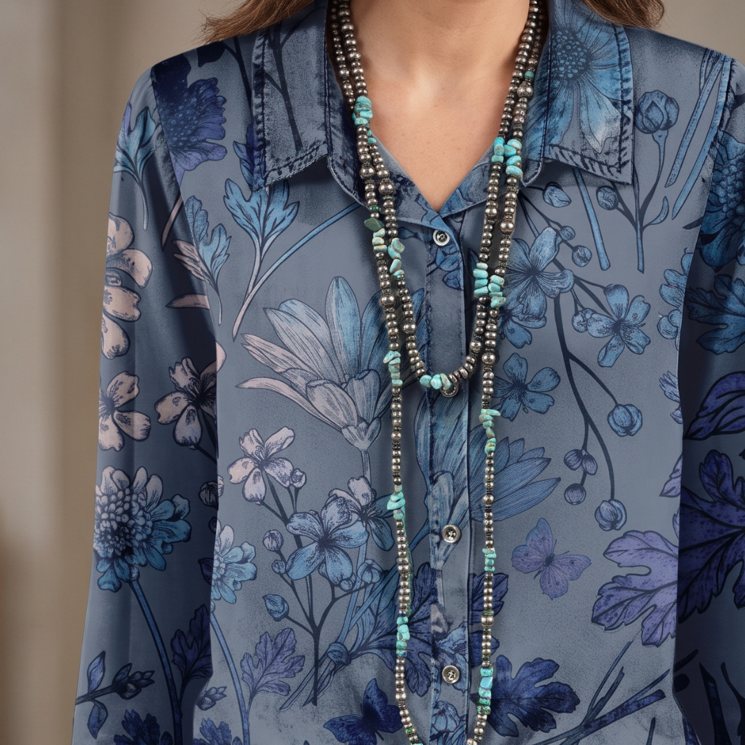 Blusa feminina com gola banda e decote em V, abertura parcial de botões, mangas bufantes curtas com punhos franzidos, estampa floral, caimento