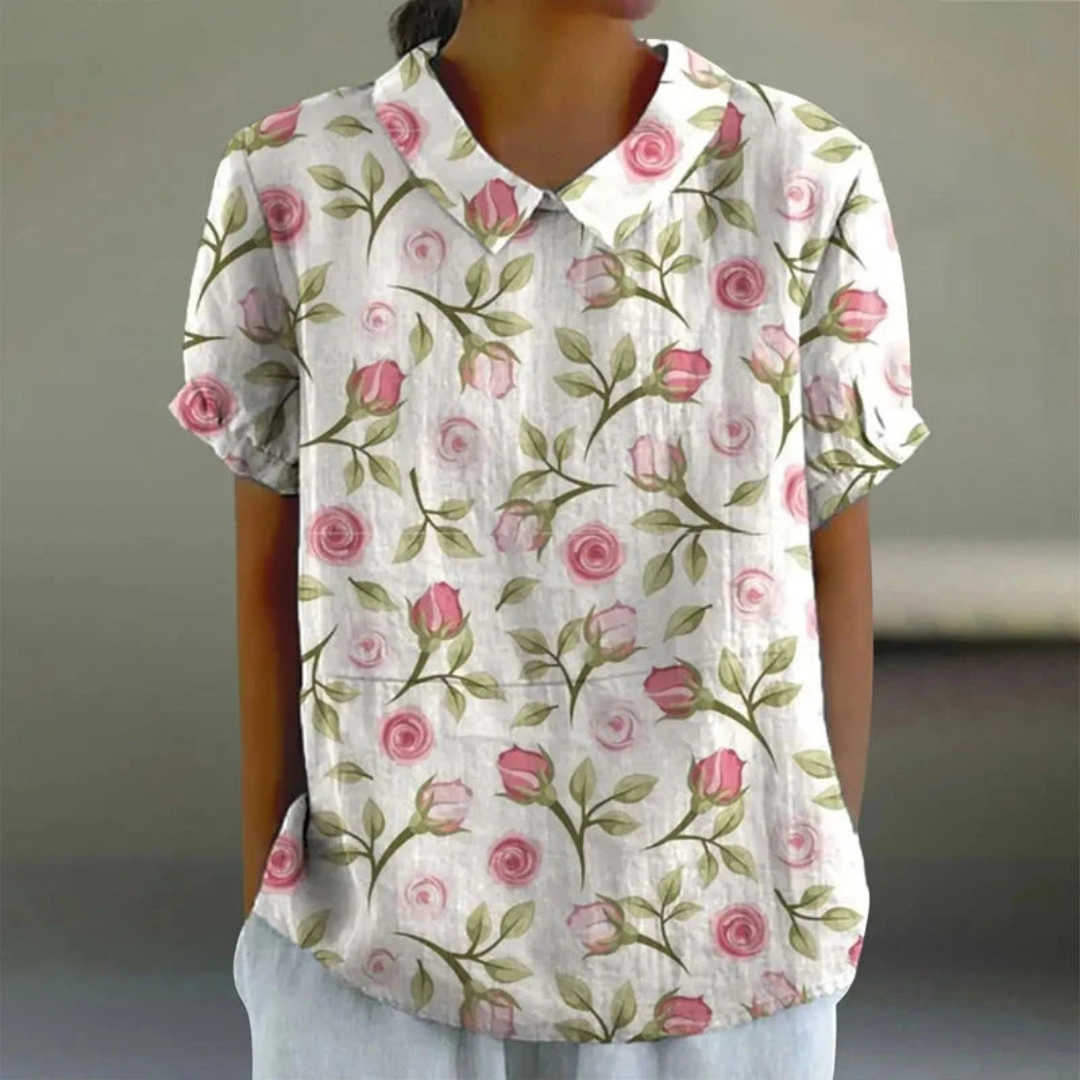 Blusa feminina com gola em V recortada, mangas curtas, caimento folgado, estampa