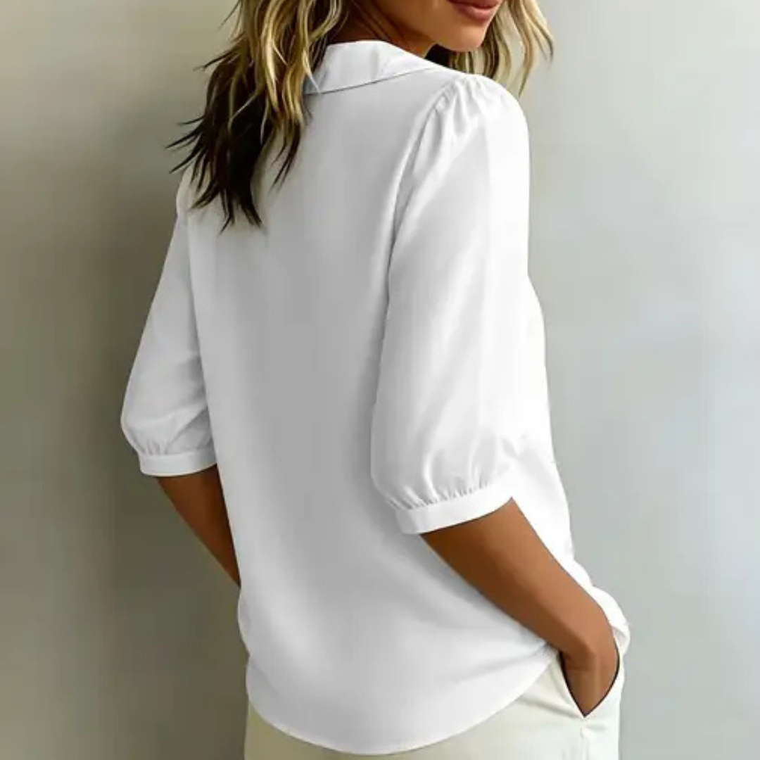 Blusa feminina com gola Peter Pan e fechamento frontal por botões - mangas bufantes 3/4, caimento relaxado