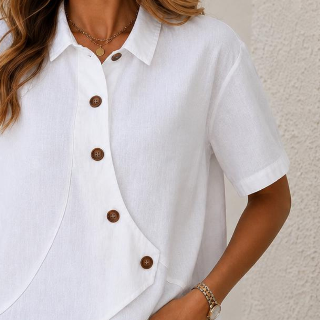 Blusa feminina de manga curta com gola e sobreposição frontal assimétrica com botões