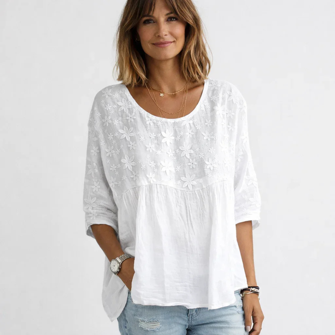Blusa feminina decote redondo manga 3/4 com franzido frontal sob painel e bordado floral - caimento relaxado