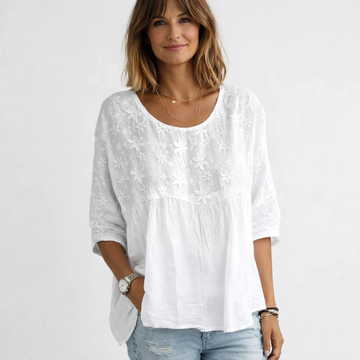 Blusa feminina decote redondo manga 3/4 com franzido frontal sob painel e bordado floral - caimento relaxado