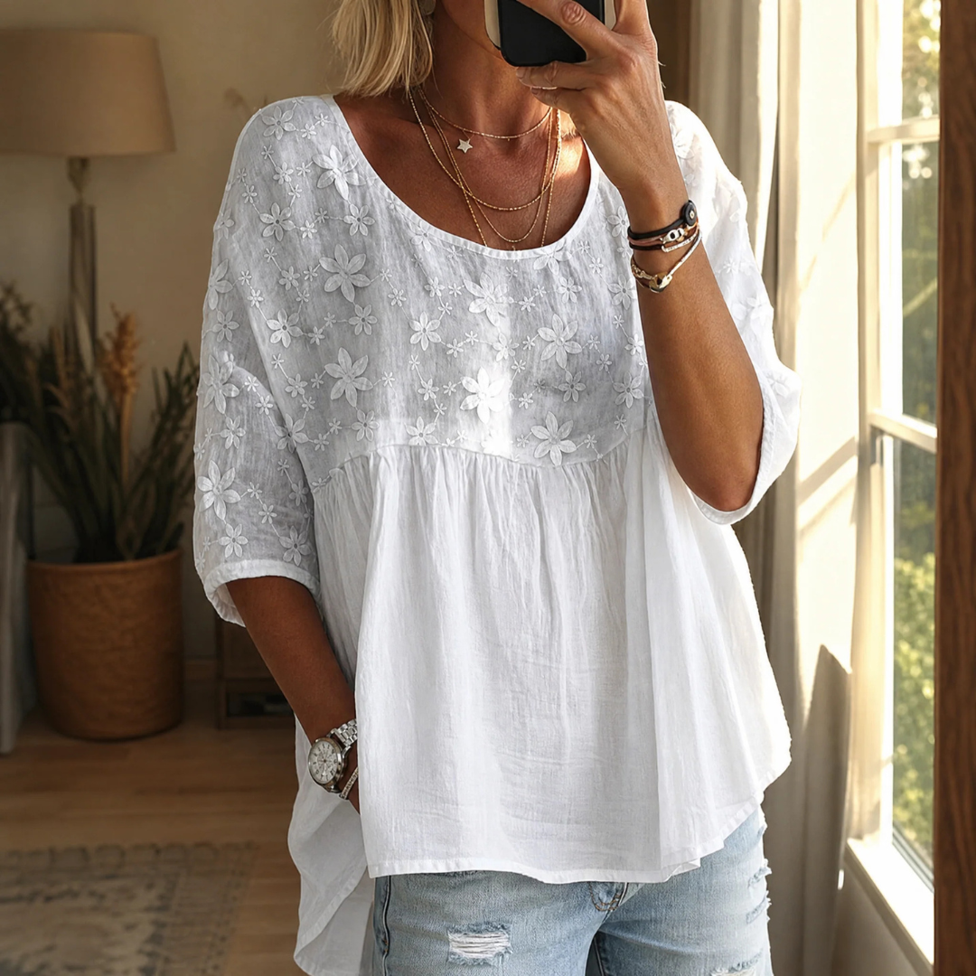 Blusa feminina decote redondo manga 3/4 com franzido frontal sob painel e bordado floral - caimento relaxado