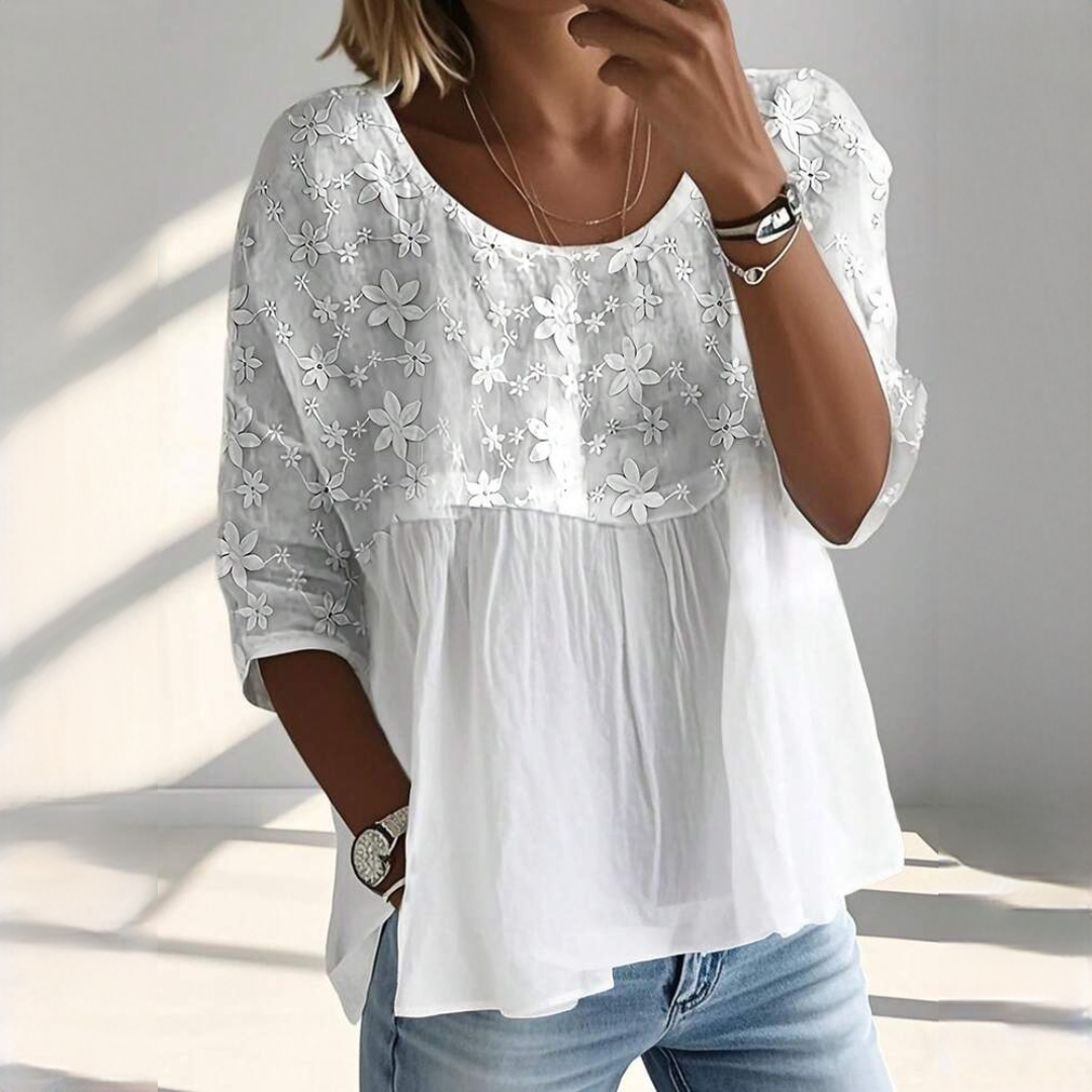 Blusa feminina decote redondo manga 3/4 com franzido frontal sob painel e bordado floral - caimento relaxado