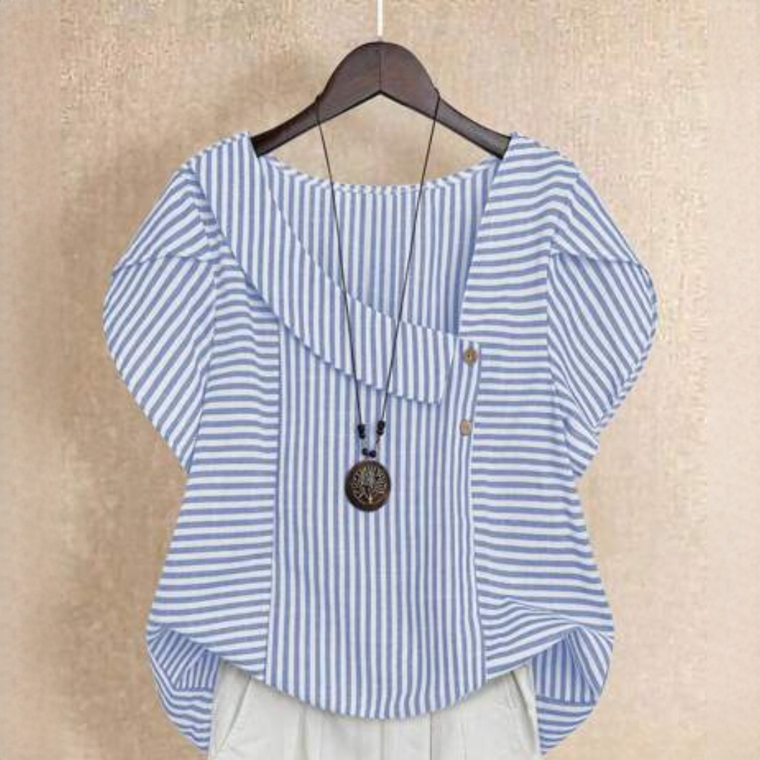 Blusa feminina listrada com colarinho assimétrico dobrável, manga curta e fechamento de botões na frente