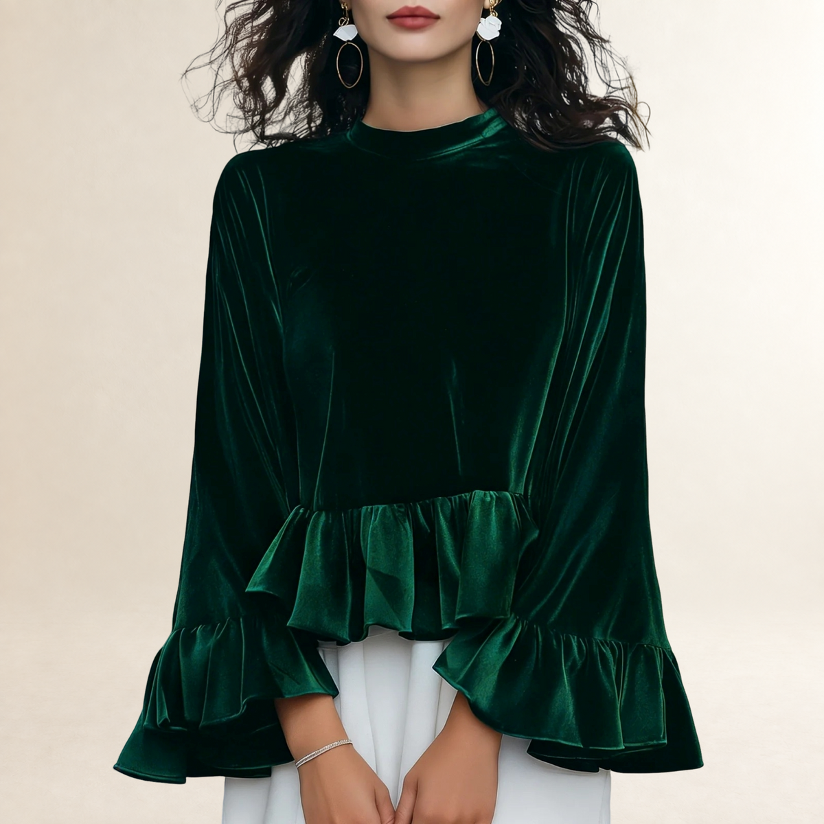 Blusa feminina manga longa com decote redondo, mangas bufantes com babados e barra com detalhes em babado