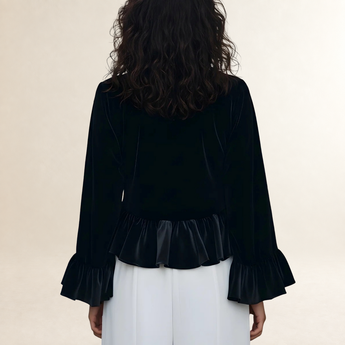 Blusa feminina manga longa com decote redondo, mangas bufantes com babados e barra com detalhes em babado