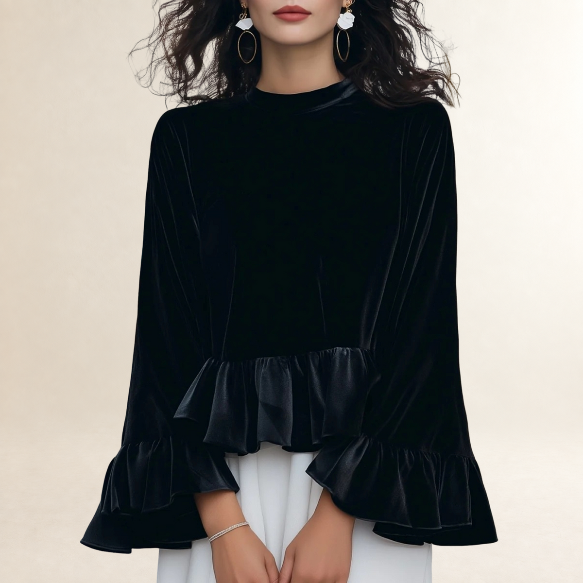 Blusa feminina manga longa com decote redondo, mangas bufantes com babados e barra com detalhes em babado