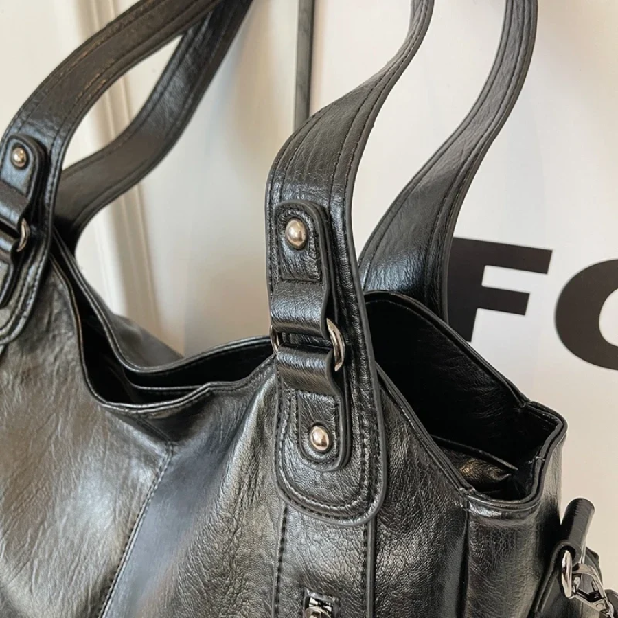 Bolsa de ombro feminina com múltiplos compartimentos e design elegante