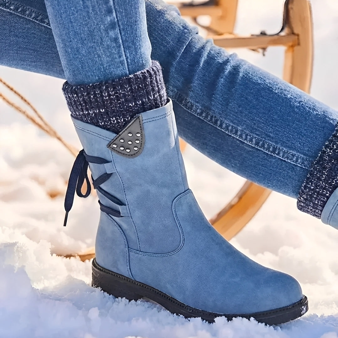 Bota feminina de cano médio com cadarço, detalhes com tachas e punho aquecido