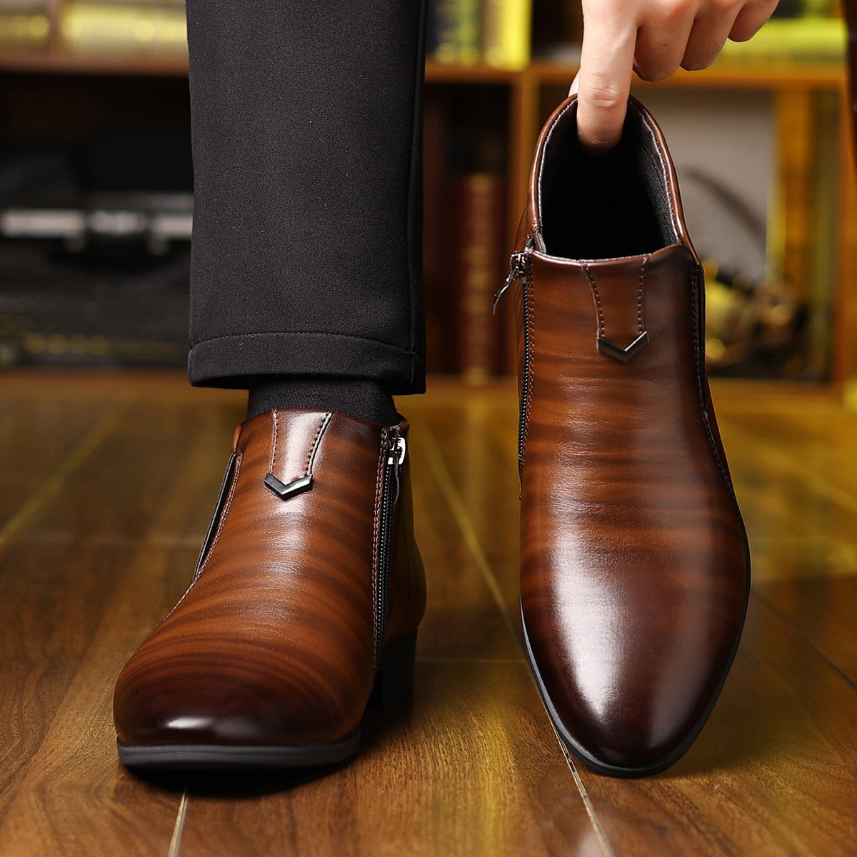 Botas Chelsea masculinas com zíper lateral e detalhe decorativo