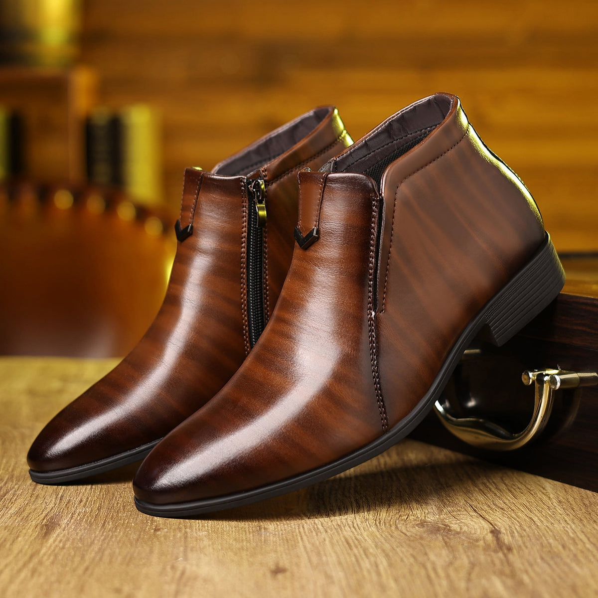 Botas Chelsea masculinas com zíper lateral e detalhe decorativo