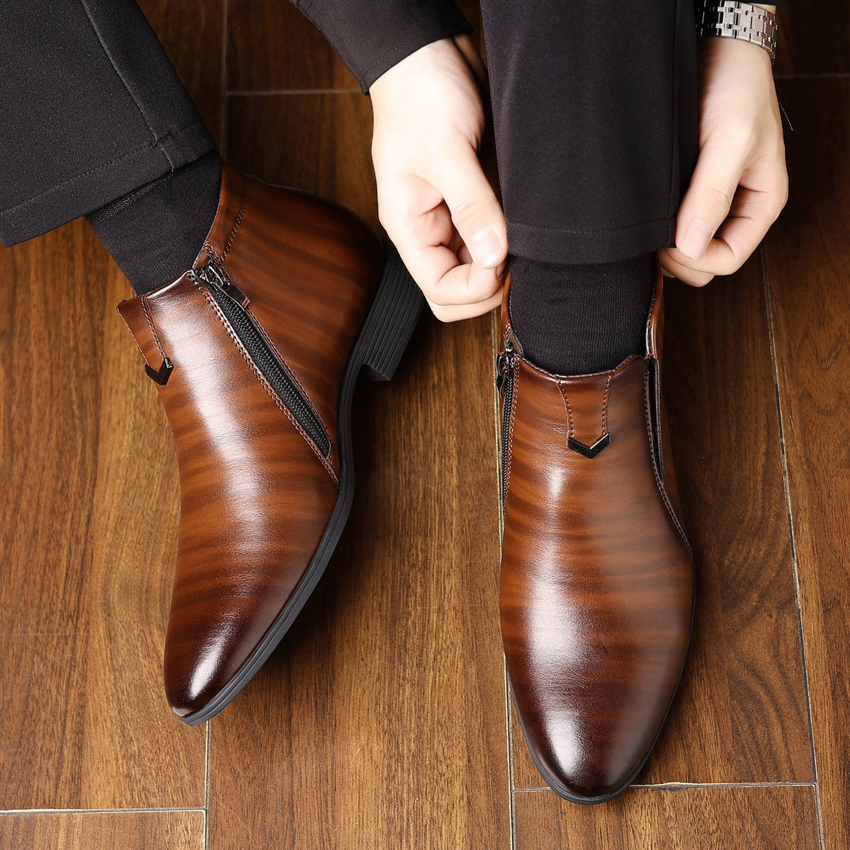 Botas Chelsea masculinas com zíper lateral e detalhe decorativo