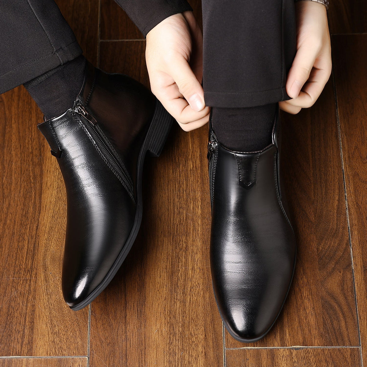 Botas Chelsea masculinas com zíper lateral e detalhe decorativo